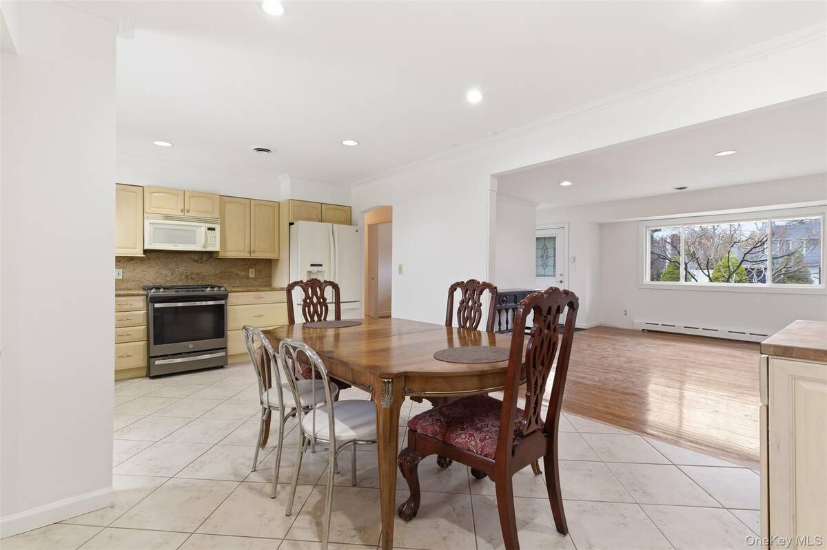 #6 photo, 137 Burr Road, Саффолк ‖ East Northport , NY 11731