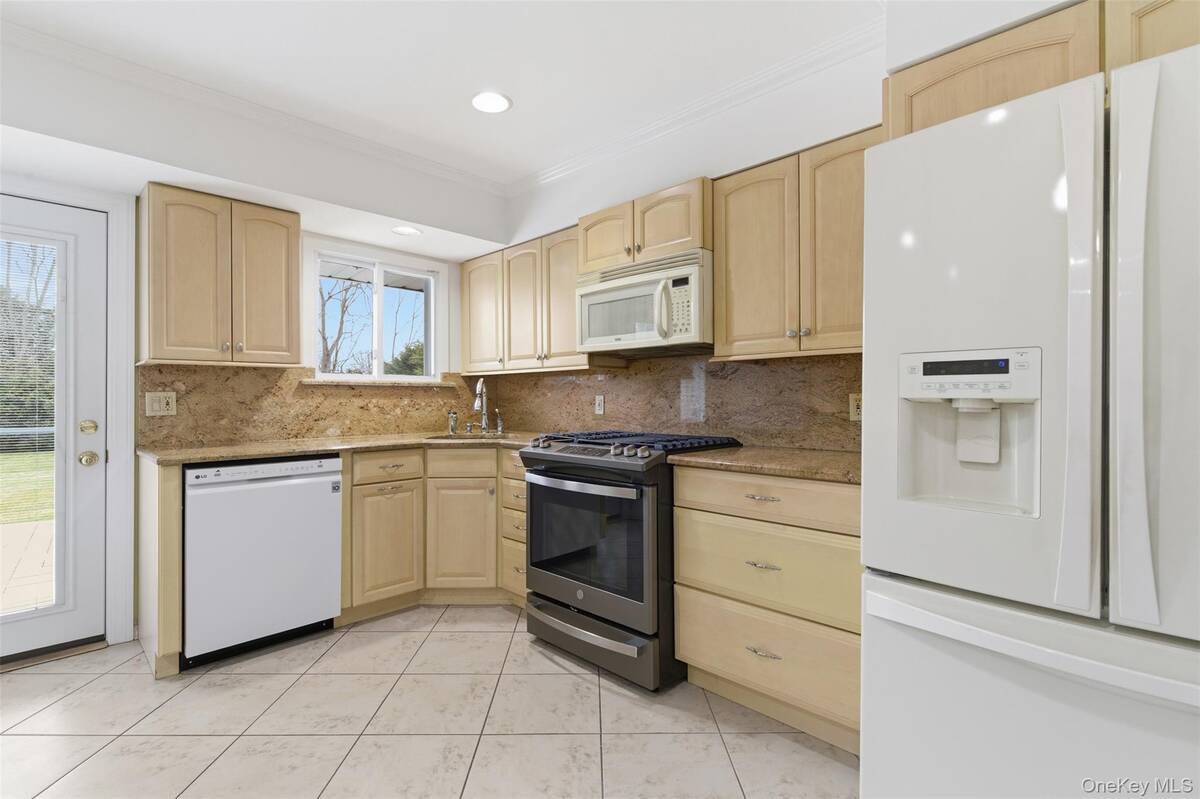 #9 photo, 137 Burr Road, Саффолк ‖ East Northport , NY 11731