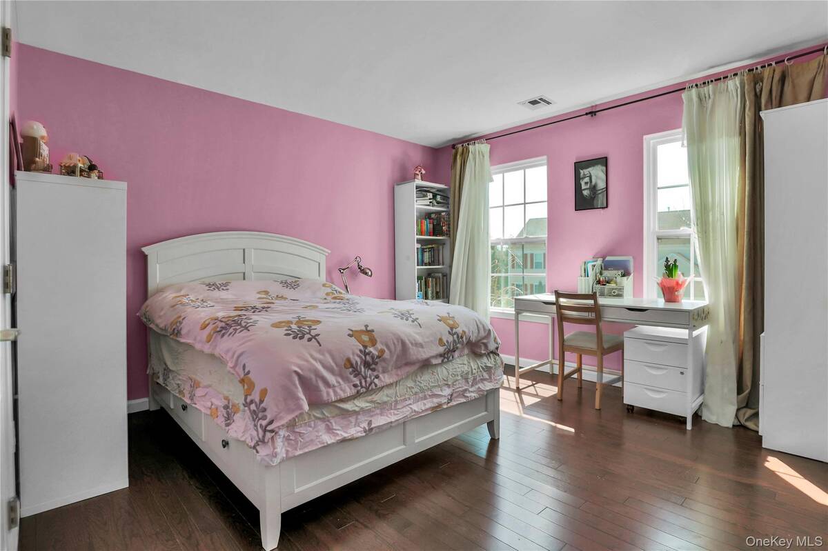 #24 photo, 8 Avolet Court, Mount Sinai , NY 11766