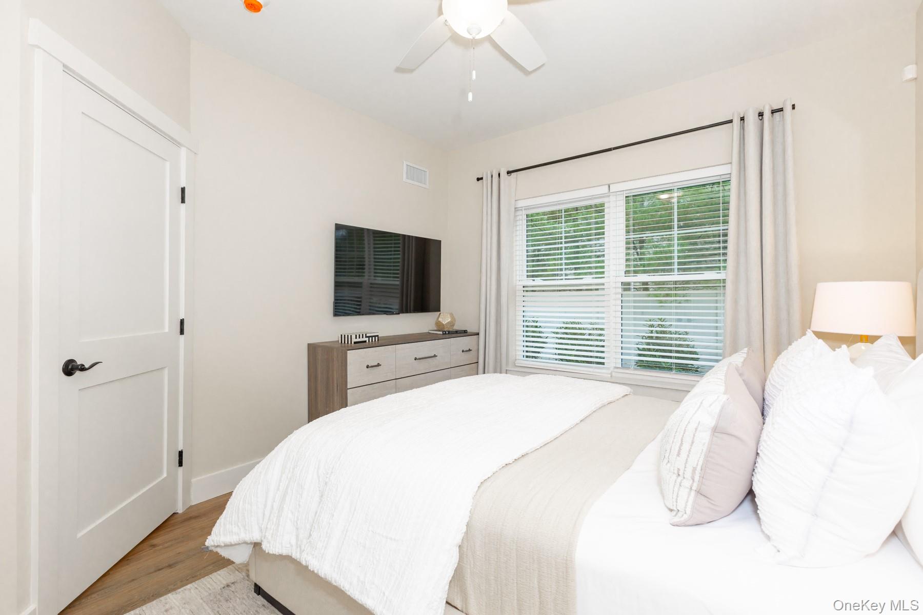 #2 photo, 207 Romar Court, सफ़ोक काउंटी West Babylon , NY 11704