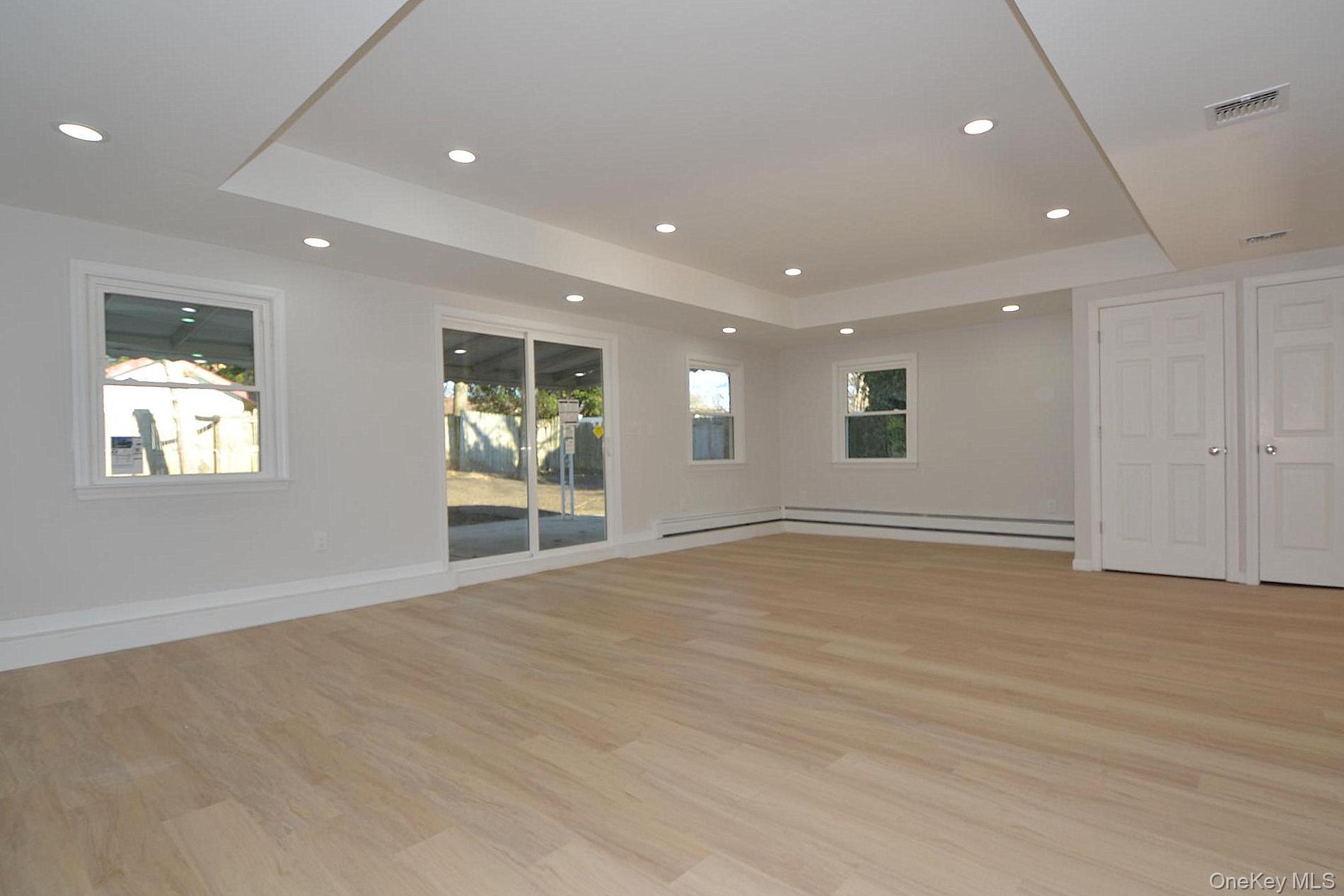 #11 photo, 15 Allegheny Drive, সাফোক কাউন্টি Farmingville , NY 11738