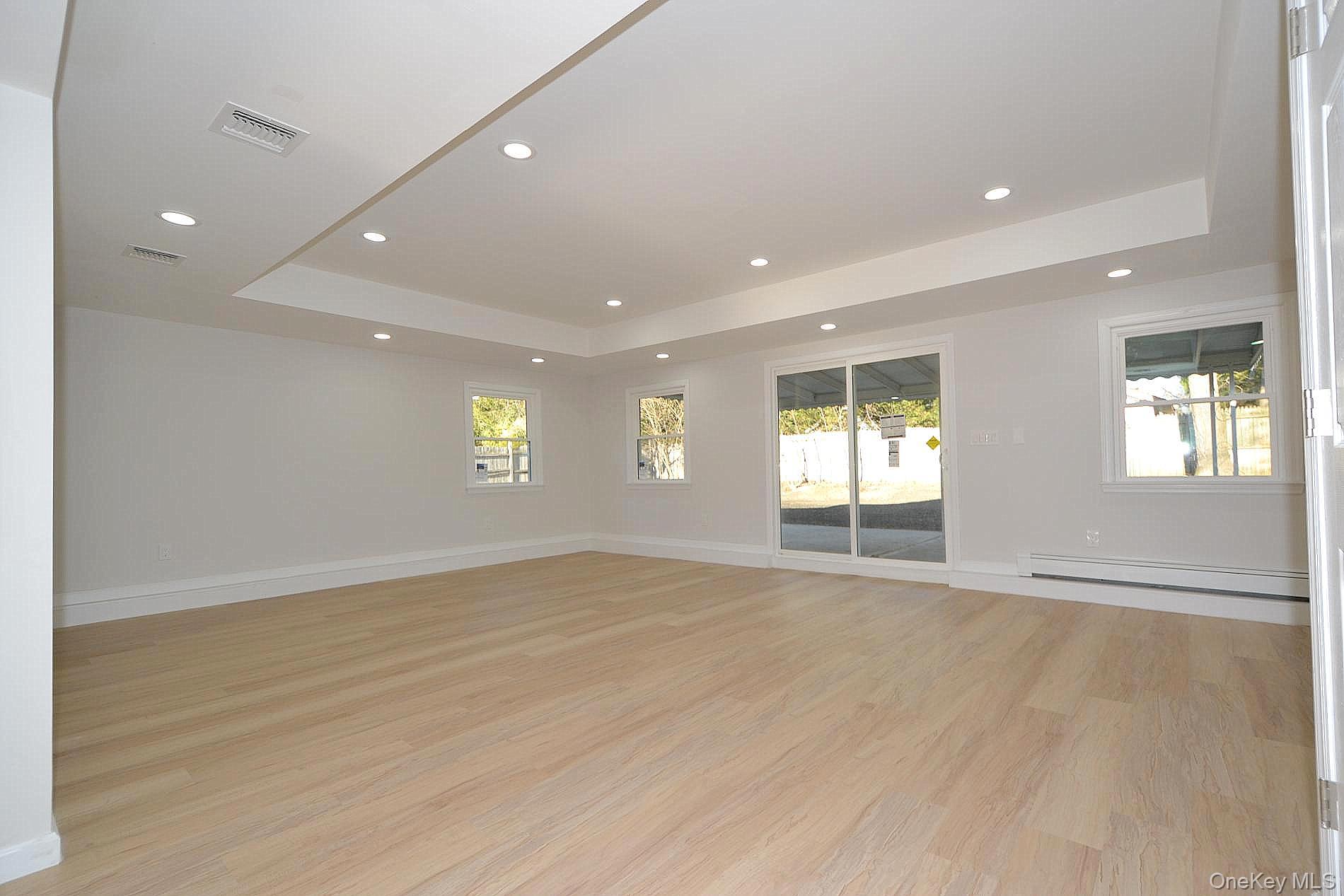 #12 photo, 15 Allegheny Drive, সাফোক কাউন্টি Farmingville , NY 11738