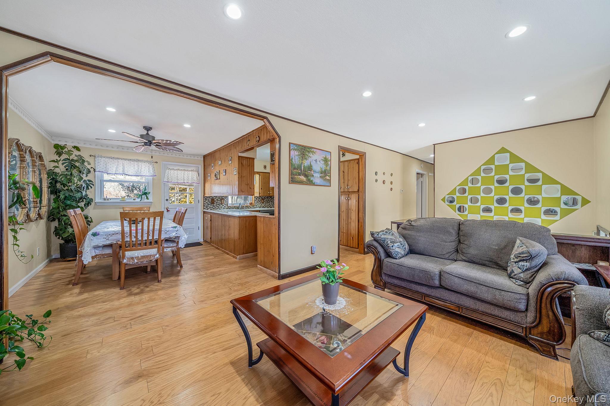 #11 photo, 27 Trader Lane, 東長島 Brentwood , NY 11717