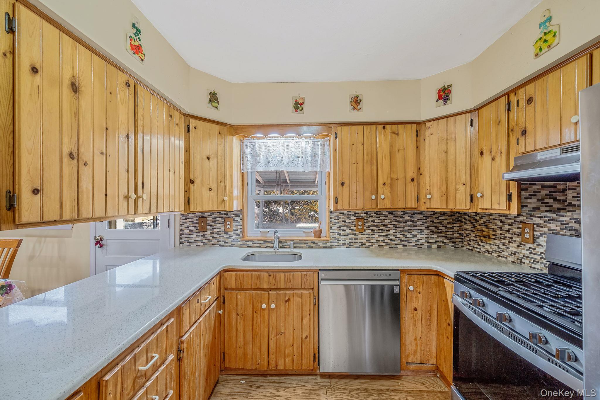 #4 photo, 27 Trader Lane, 東長島 Brentwood , NY 11717