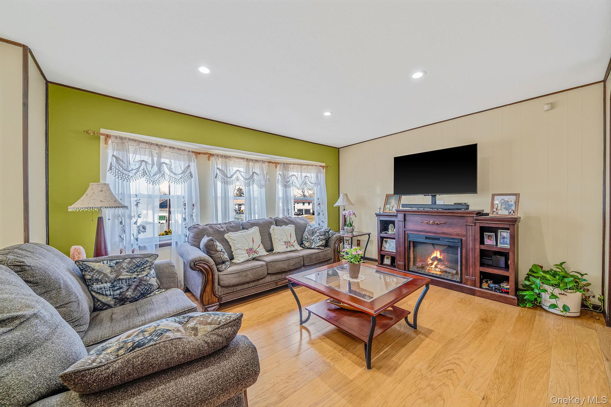 #9 photo, 27 Trader Lane, 東長島 Brentwood , NY 11717