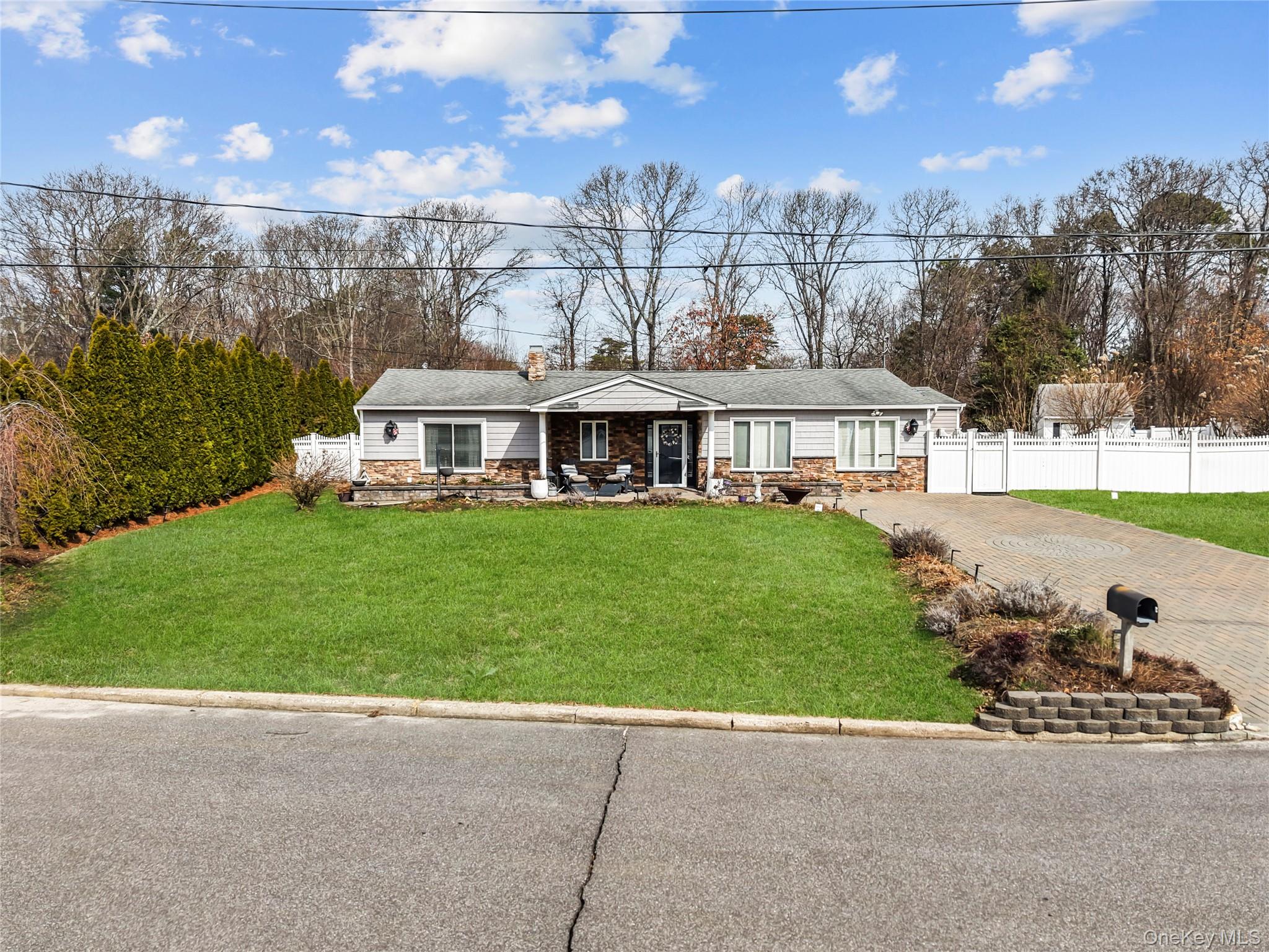 #1 photo, 10 Heather Court, সাফোক কাউন্টি Centereach , NY 11720