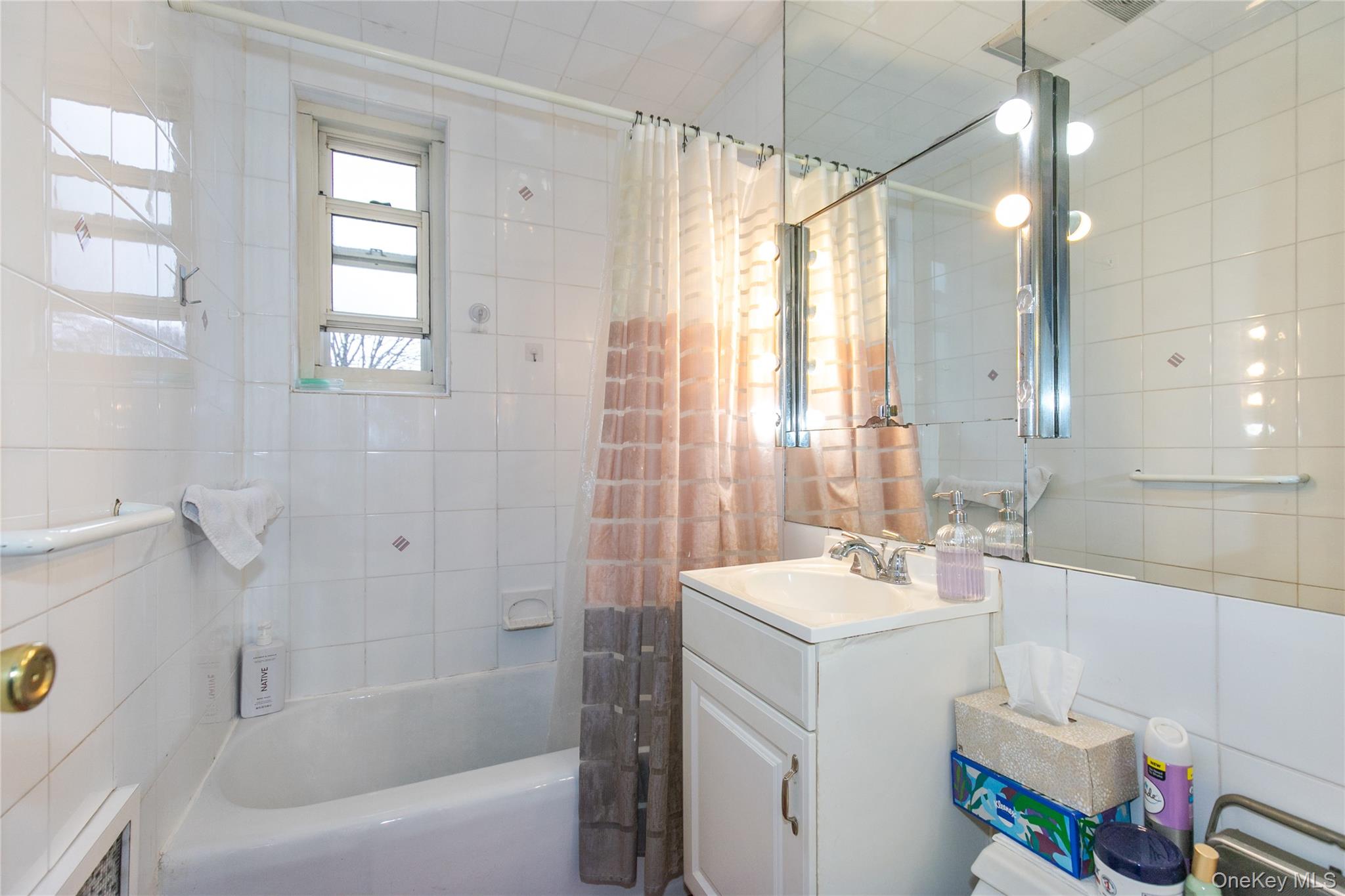 #17 photo, 60-39 251st Street, Little Neck , NY 11362