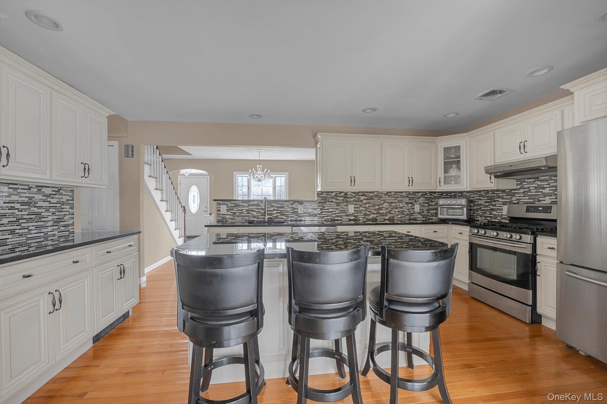 #8 photo, 1393 Lombardy Boulevard, सफ़ोक काउंटी Bay Shore , NY 11706