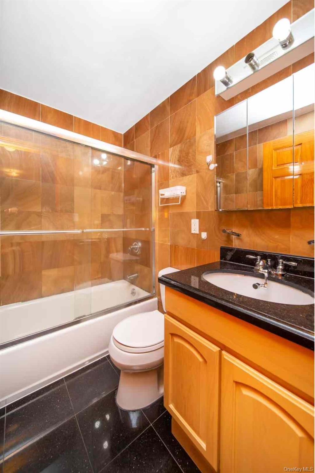 #10 photo, 37-33 107th Street, कुईंस Corona , NY 11368