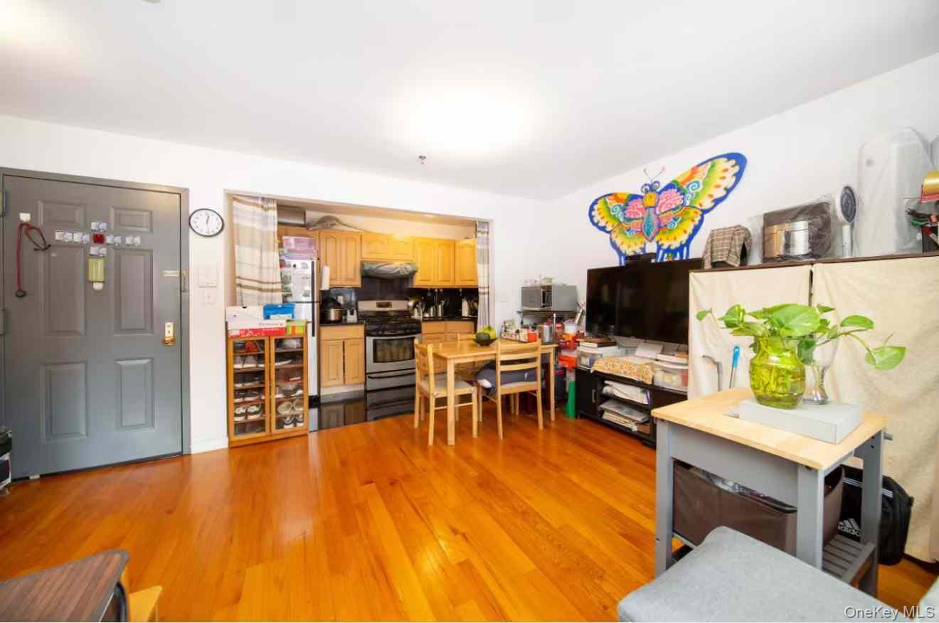 #4 photo, 37-33 107th Street, कुईंस Corona , NY 11368