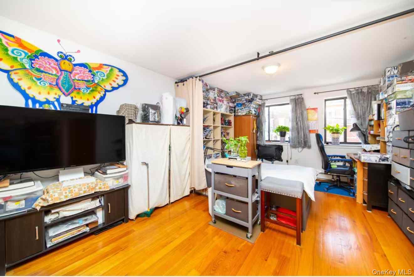 #5 photo, 37-33 107th Street, कुईंस Corona , NY 11368