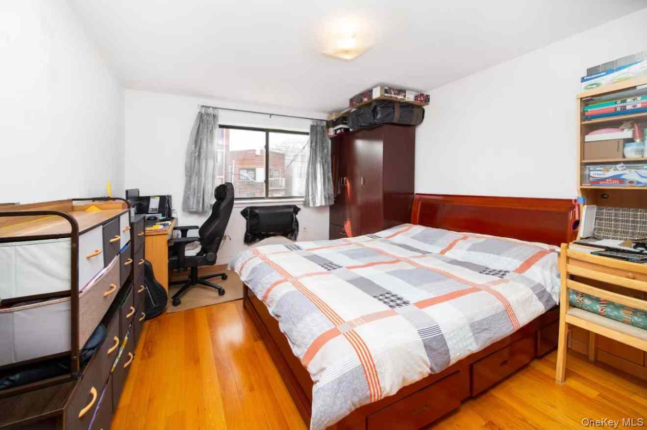 #8 photo, 37-33 107th Street, कुईंस Corona , NY 11368