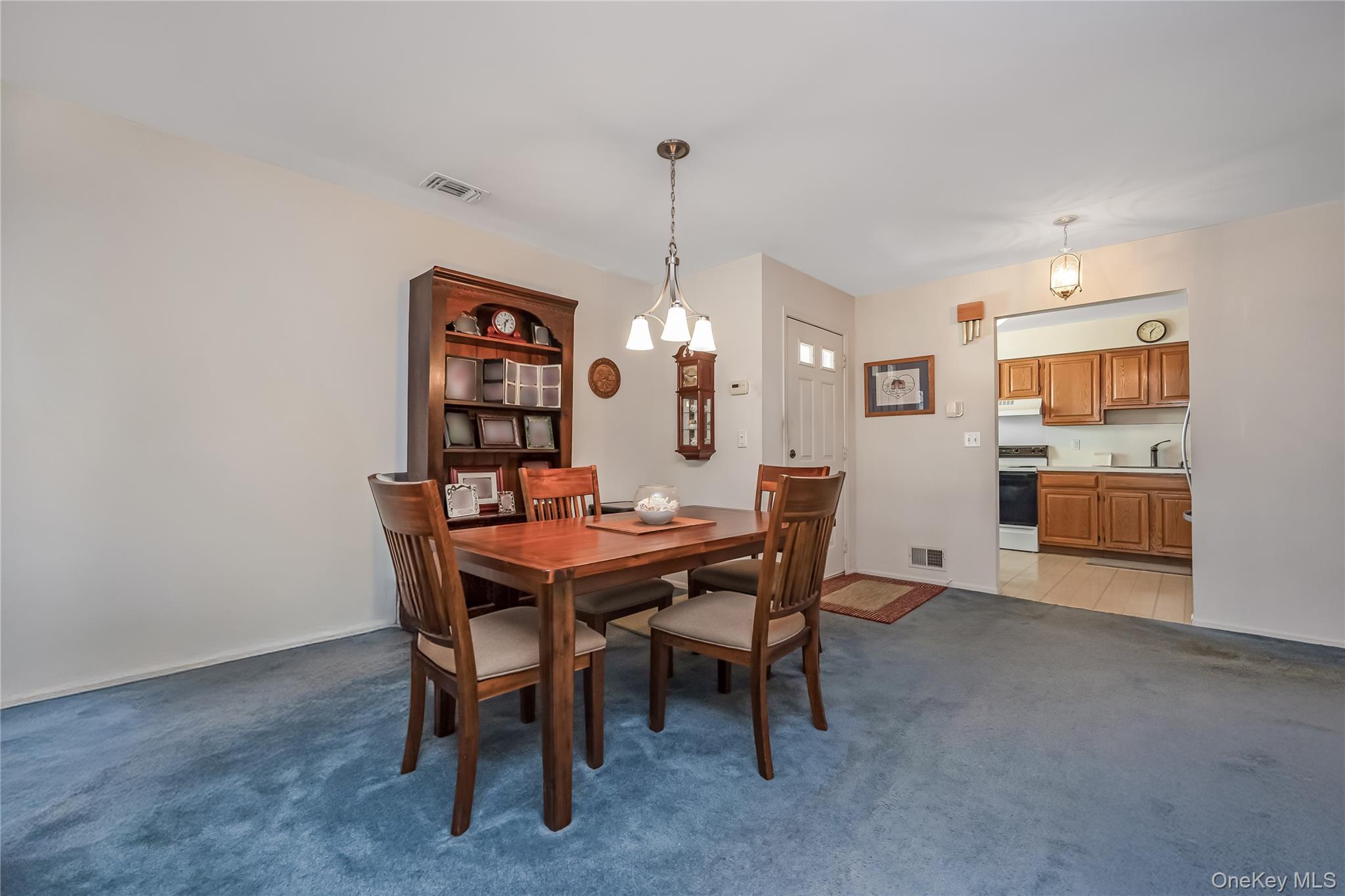 #4 photo, 45 Theodore Drive, 東長島 Coram , NY 11727