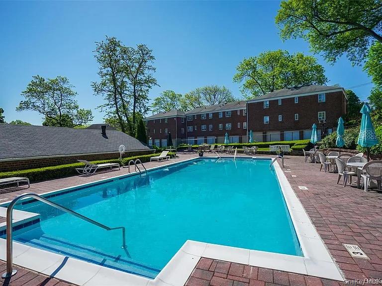 #14 photo, 441 W Main Street, 롱 아일랜드 Huntington , NY 11743