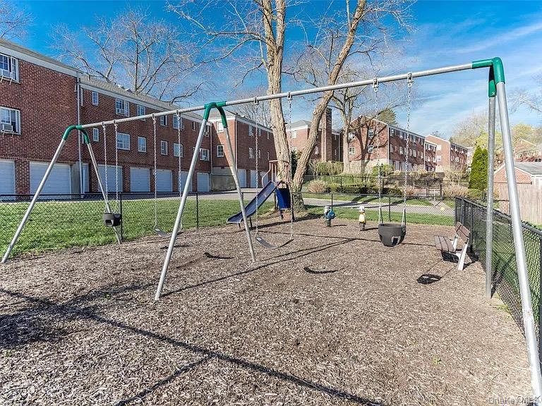 #15 photo, 441 W Main Street, 롱 아일랜드 Huntington , NY 11743