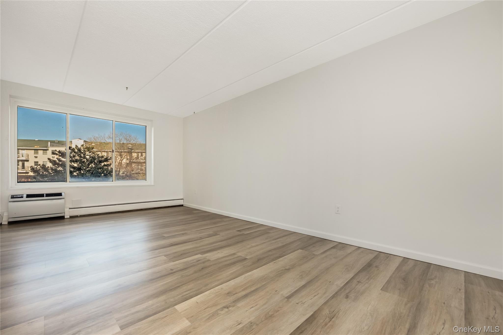 #11 photo, 135 Post Avenue, 長島 西布雷 Westbury , NY 11590