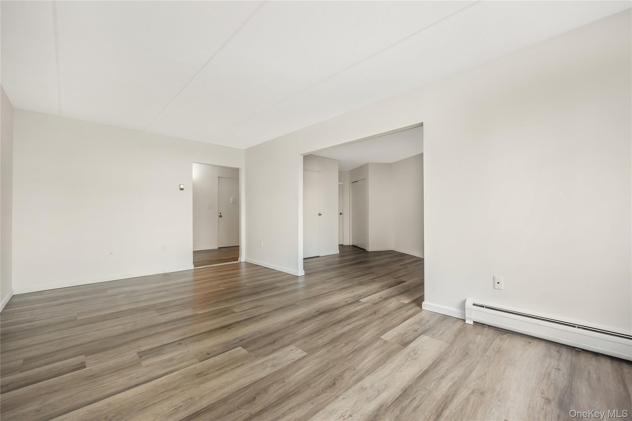 #17 photo, 135 Post Avenue, 長島 西布雷 Westbury , NY 11590