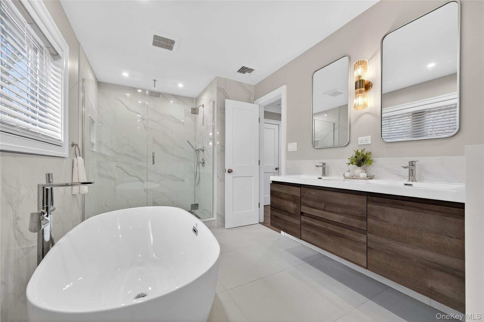 #18 photo, 208 Cow Neck Road, Port Washington , NY 11050