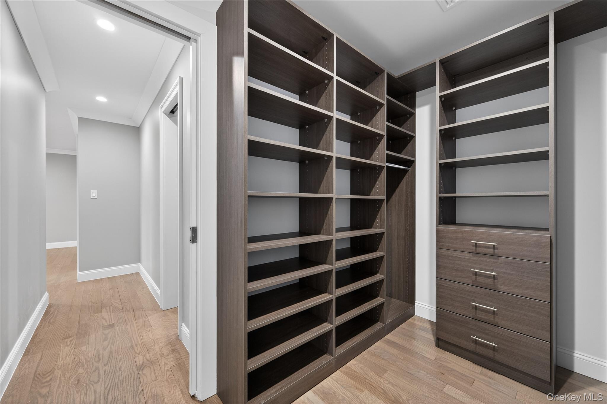 #20 photo, 208 Cow Neck Road, Port Washington , NY 11050