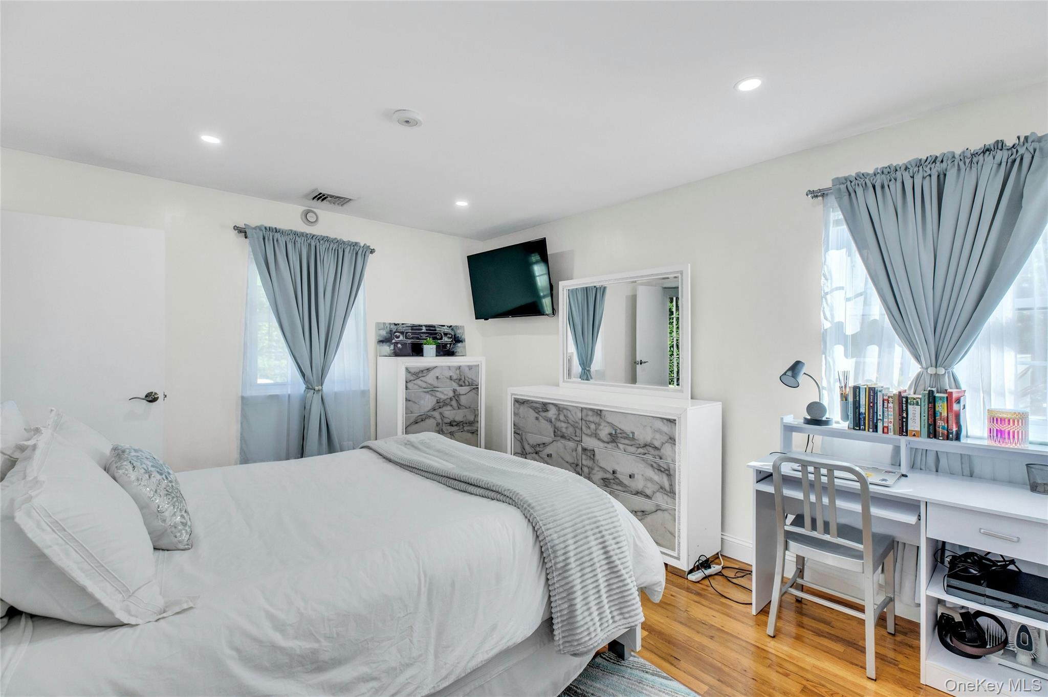 #13 photo, 35 Grant Boulevard, सफ़ोक काउंटी Hampton Bays , NY 11946