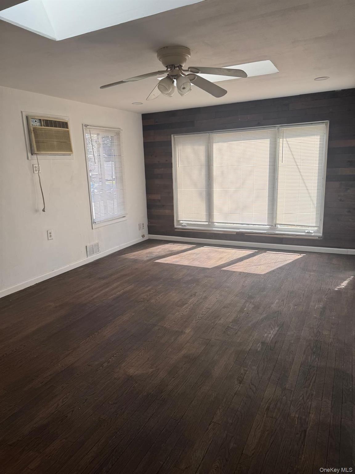 #2 photo, 383 Locust Street, सफ़ोक काउंटी Central Islip , NY 11722