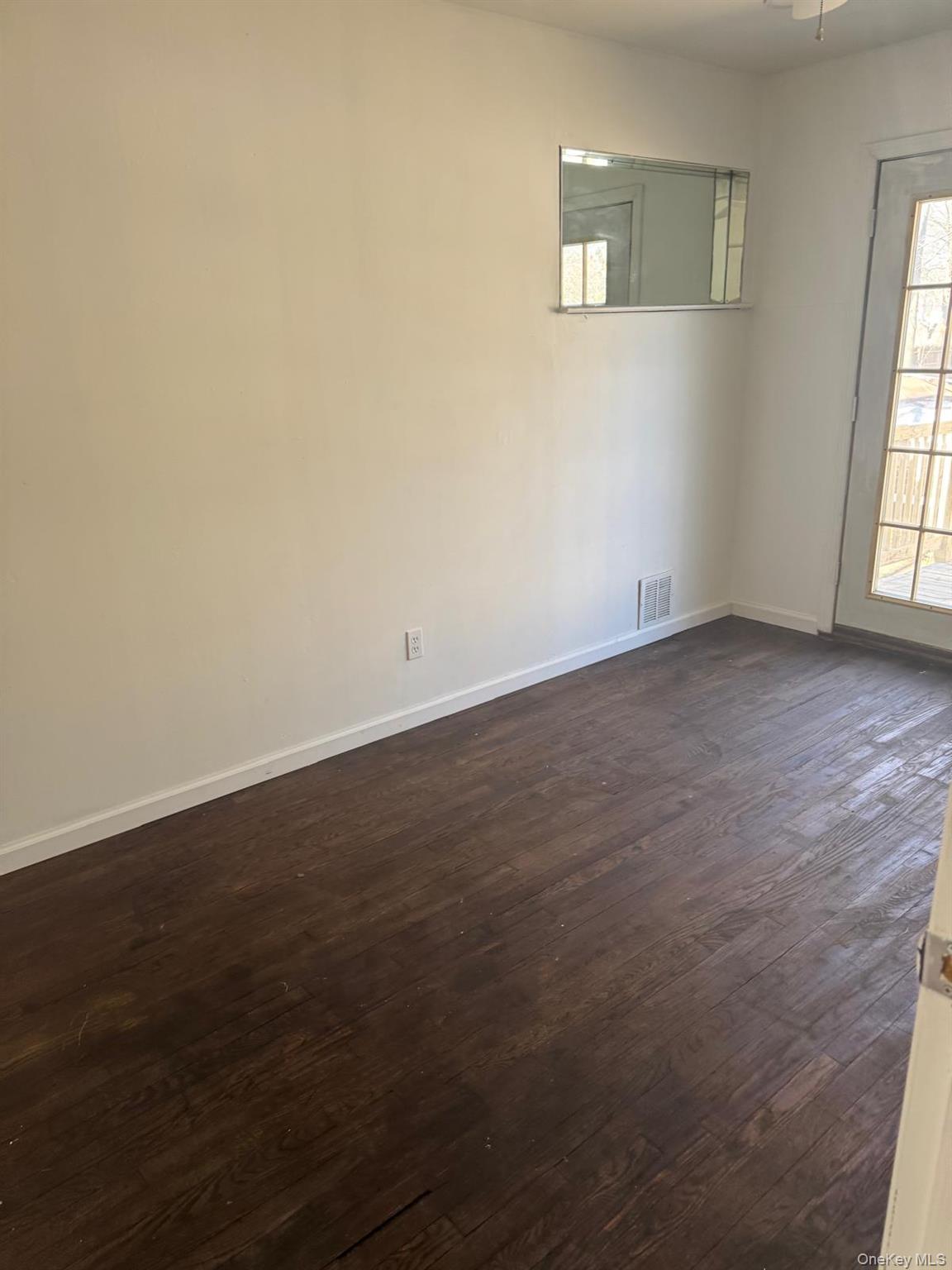 #3 photo, 383 Locust Street, सफ़ोक काउंटी Central Islip , NY 11722