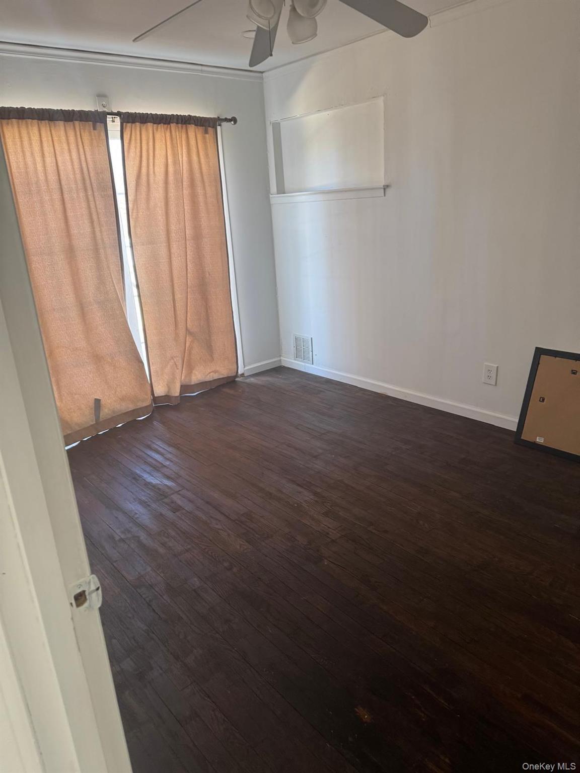 #4 photo, 383 Locust Street, सफ़ोक काउंटी Central Islip , NY 11722