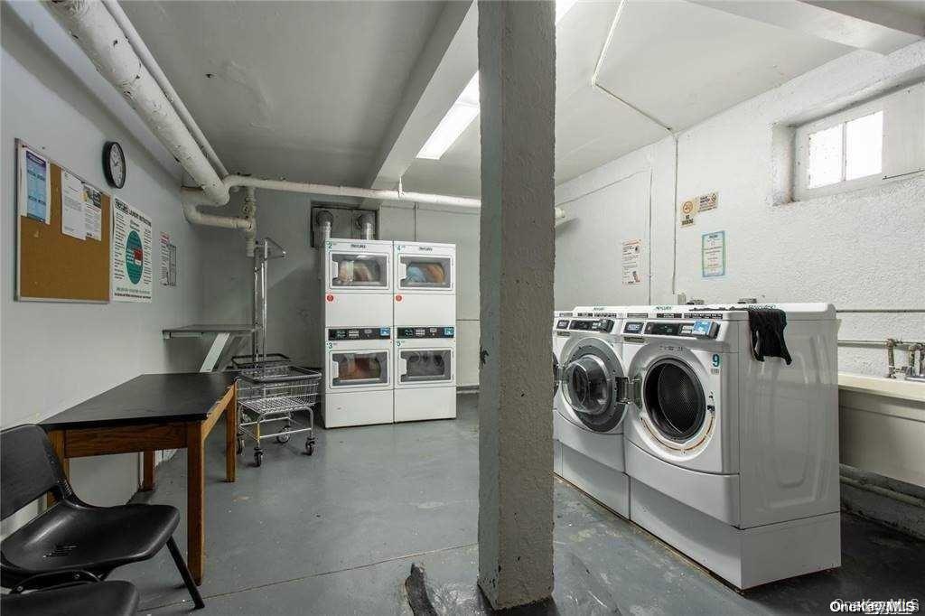 #10 photo, 114-20 Queens Boulevard, קווינס Forest Hills , NY 11375