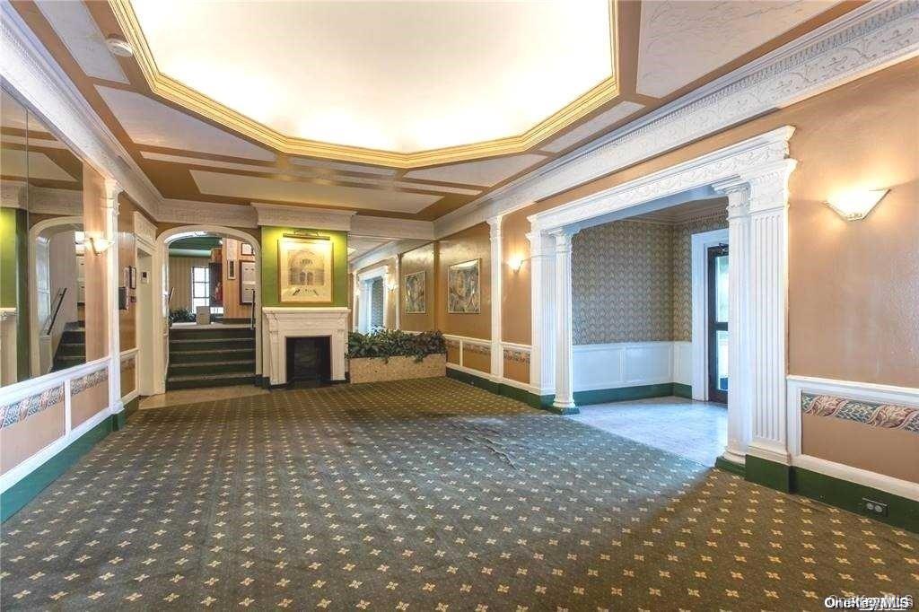 #9 photo, 114-20 Queens Boulevard, קווינס Forest Hills , NY 11375