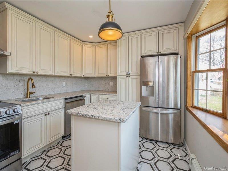 #4 photo, 8 Crabtree Lane, 長島 Levittown , NY 11756