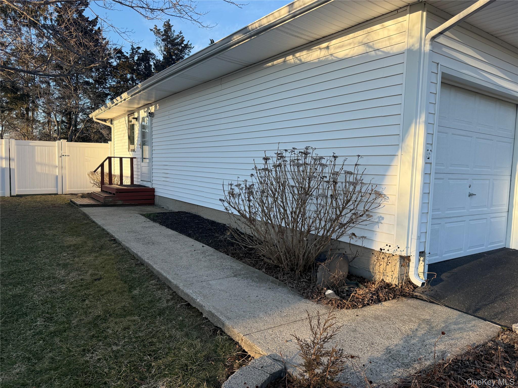 #2 photo, 15 Donald Street, सफ़ोक काउंटी Port Jefferson Station , NY 11776