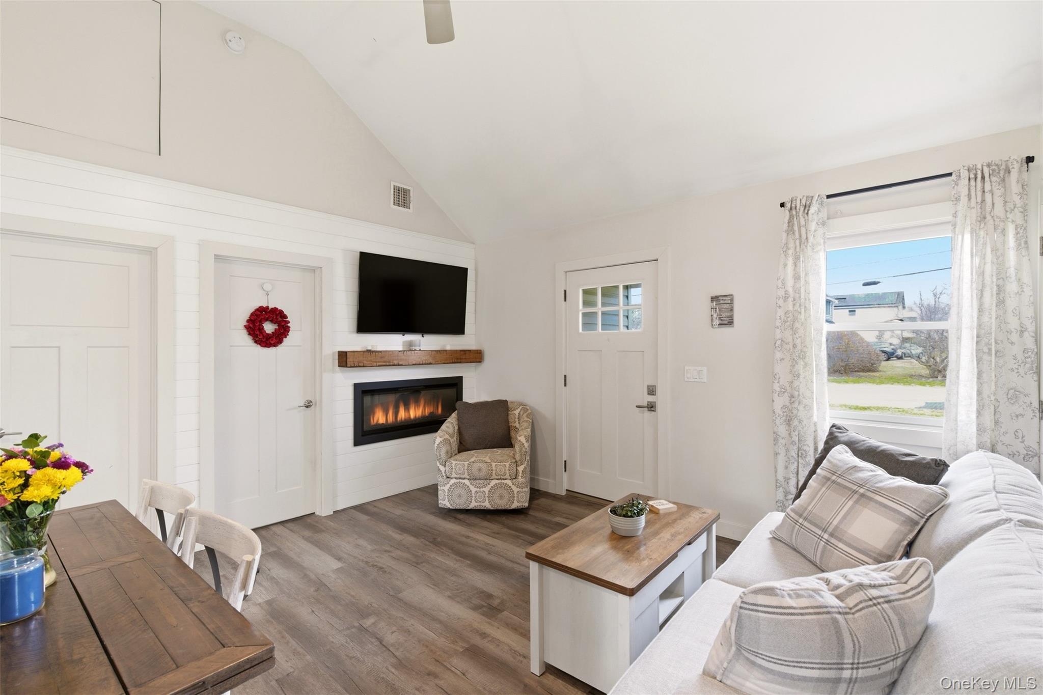 #4 photo, 101 4th Avenue, সাফোক কাউন্টি East Northport , NY 11731