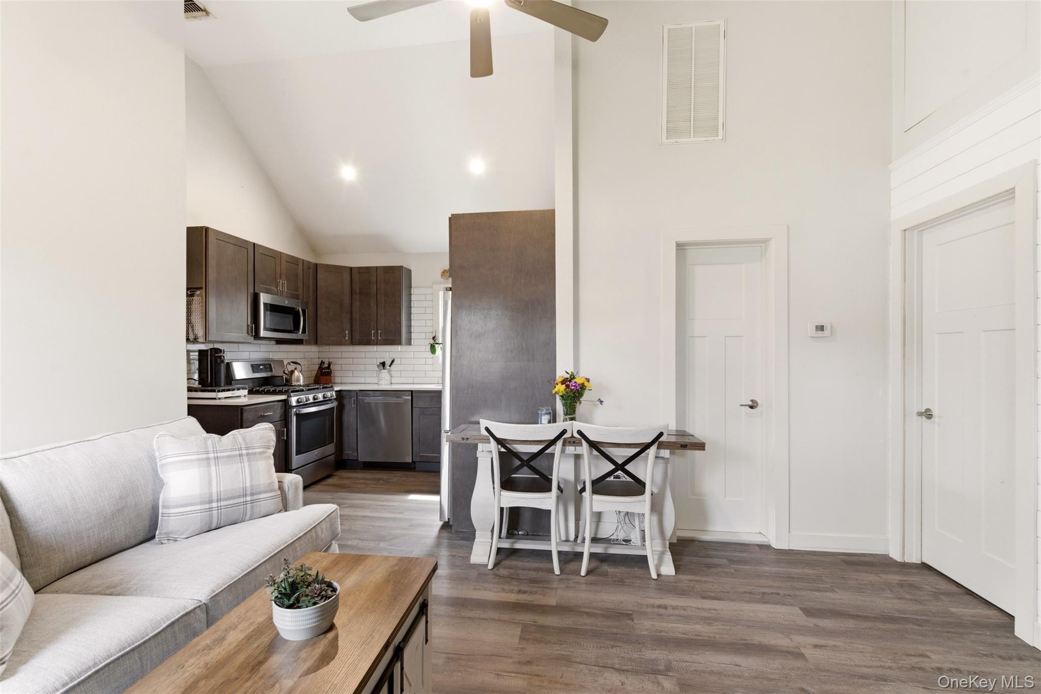 #7 photo, 101 4th Avenue, সাফোক কাউন্টি East Northport , NY 11731