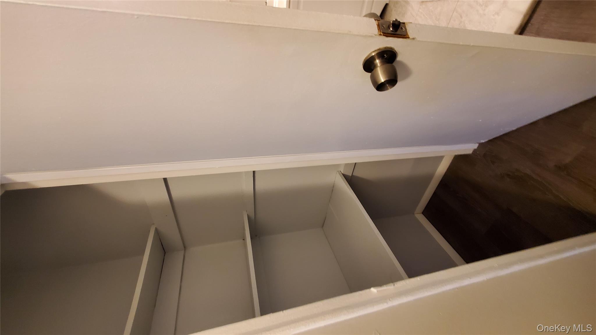 #16 photo, 460 Old Town Road, सफ़ोक काउंटी Port Jefferson Station , NY 11776