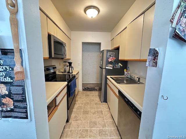 #5 photo, 305 Towne House Village, Islandia , NY 11749