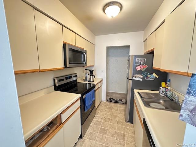 #6 photo, 305 Towne House Village, Islandia , NY 11749