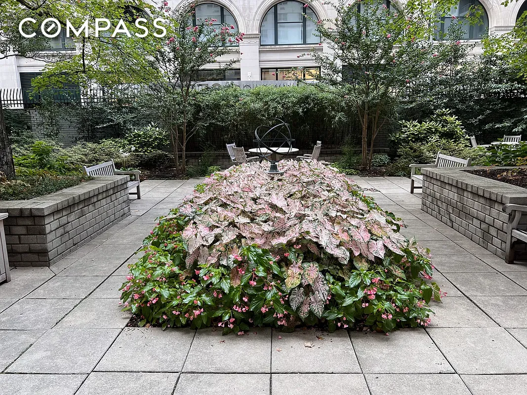 #20 photo, 70 E 10th Street, 맨해튼 Greenwich Village , NY 10003