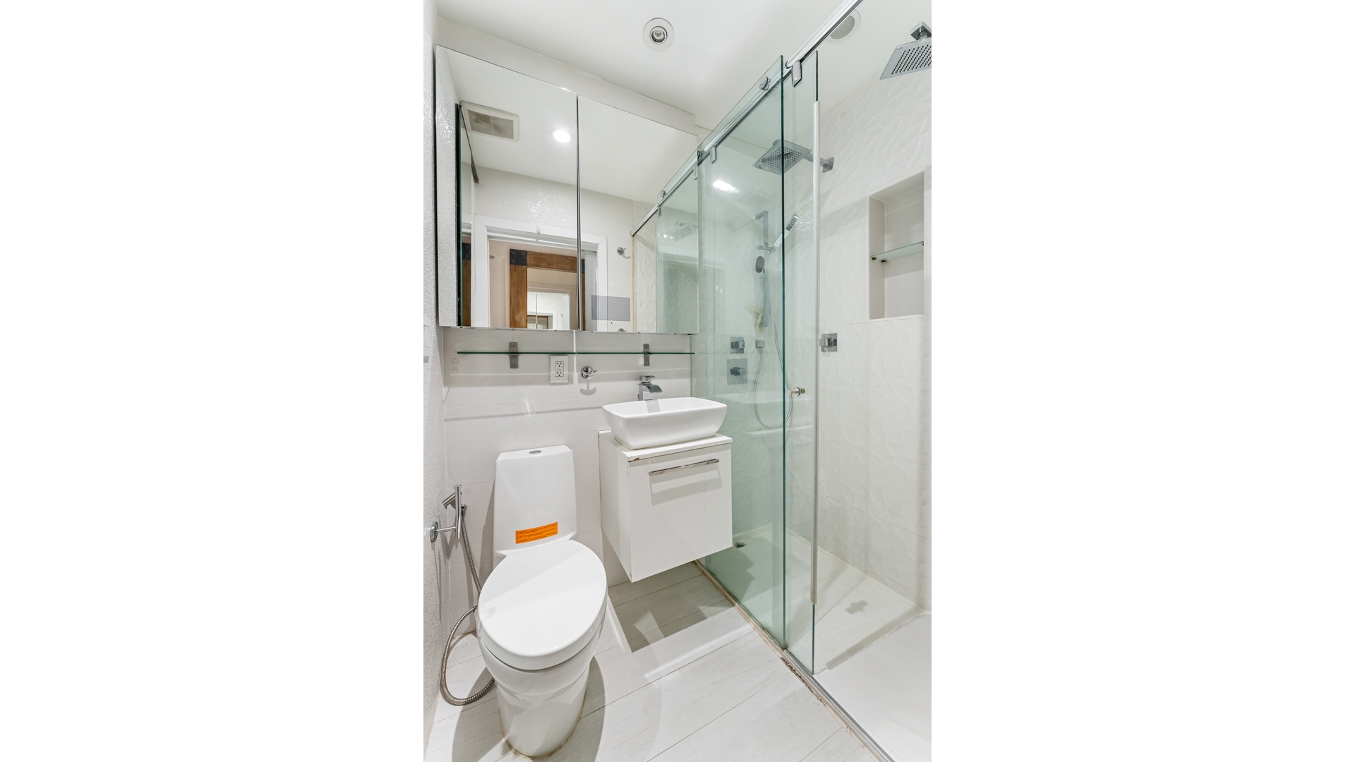 #8 photo, 421 W 57TH Street, मैनहटन Hell's Kitchen , NY 10019