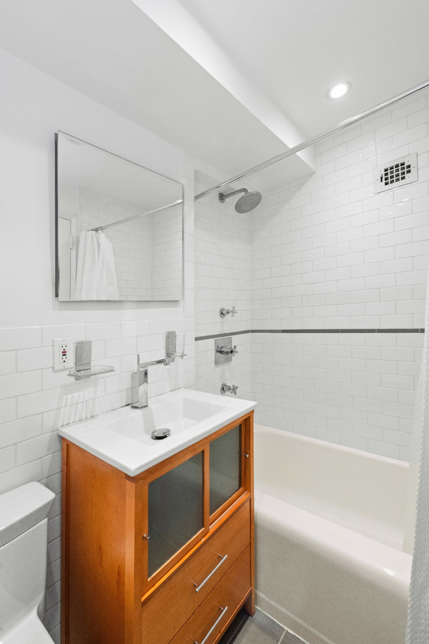 #4 photo, 69 W 9th Street, Greenwich Village , NY 10011