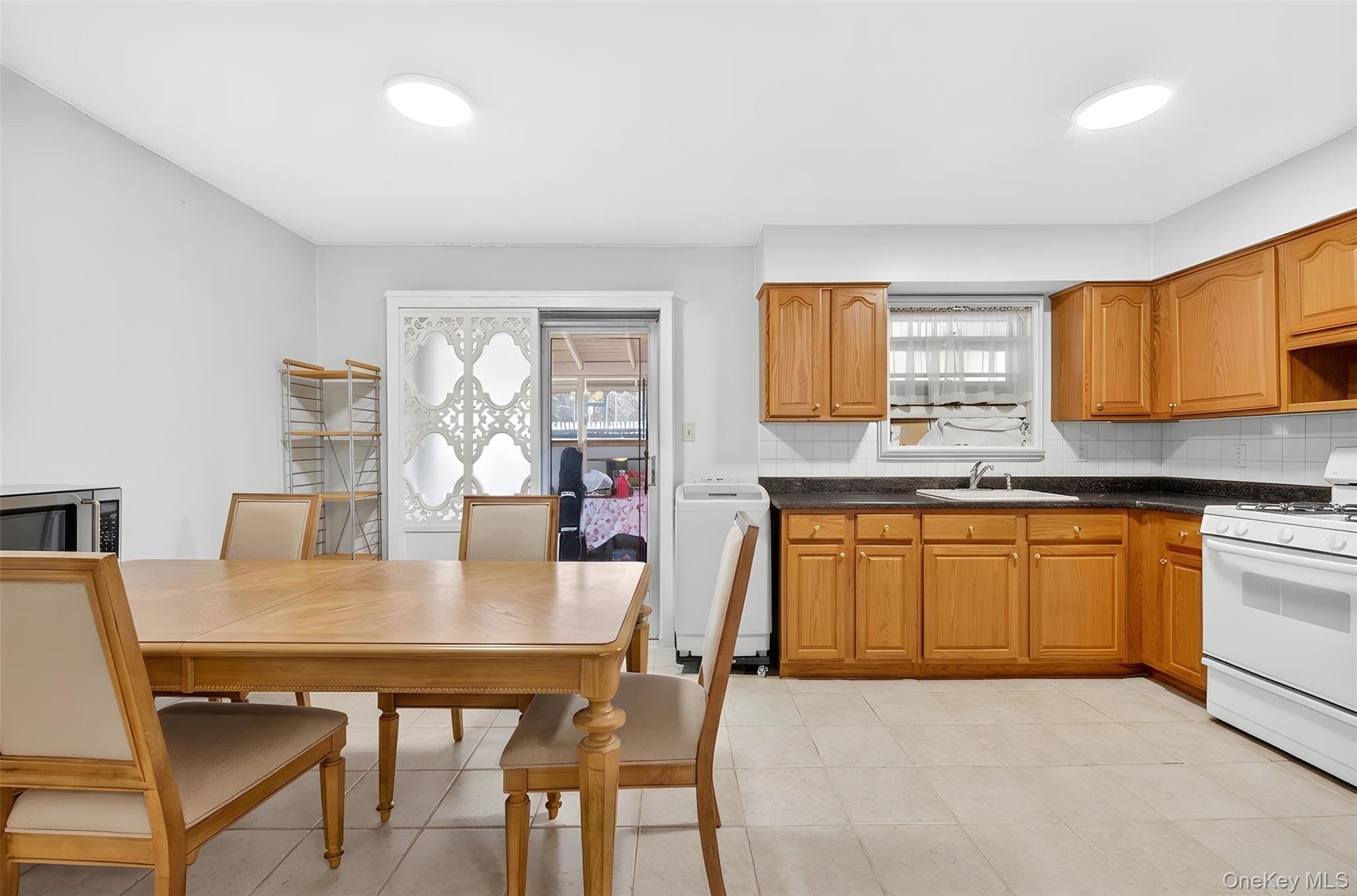 #12 photo, 62-01 Douglaston Parkway, クイーンズ区 Douglaston , NY 11362