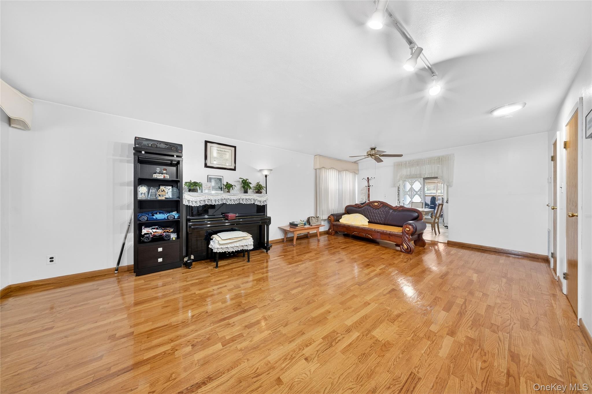 #9 photo, 62-01 Douglaston Parkway, クイーンズ区 Douglaston , NY 11362