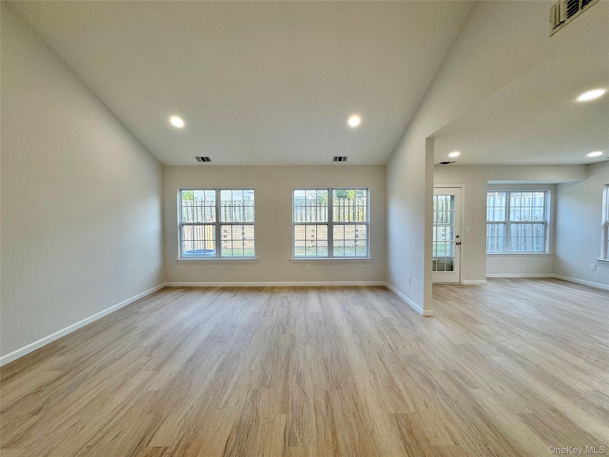 #11 photo, 12 Sophia Drive, 東長島 Middle Island , NY 11953