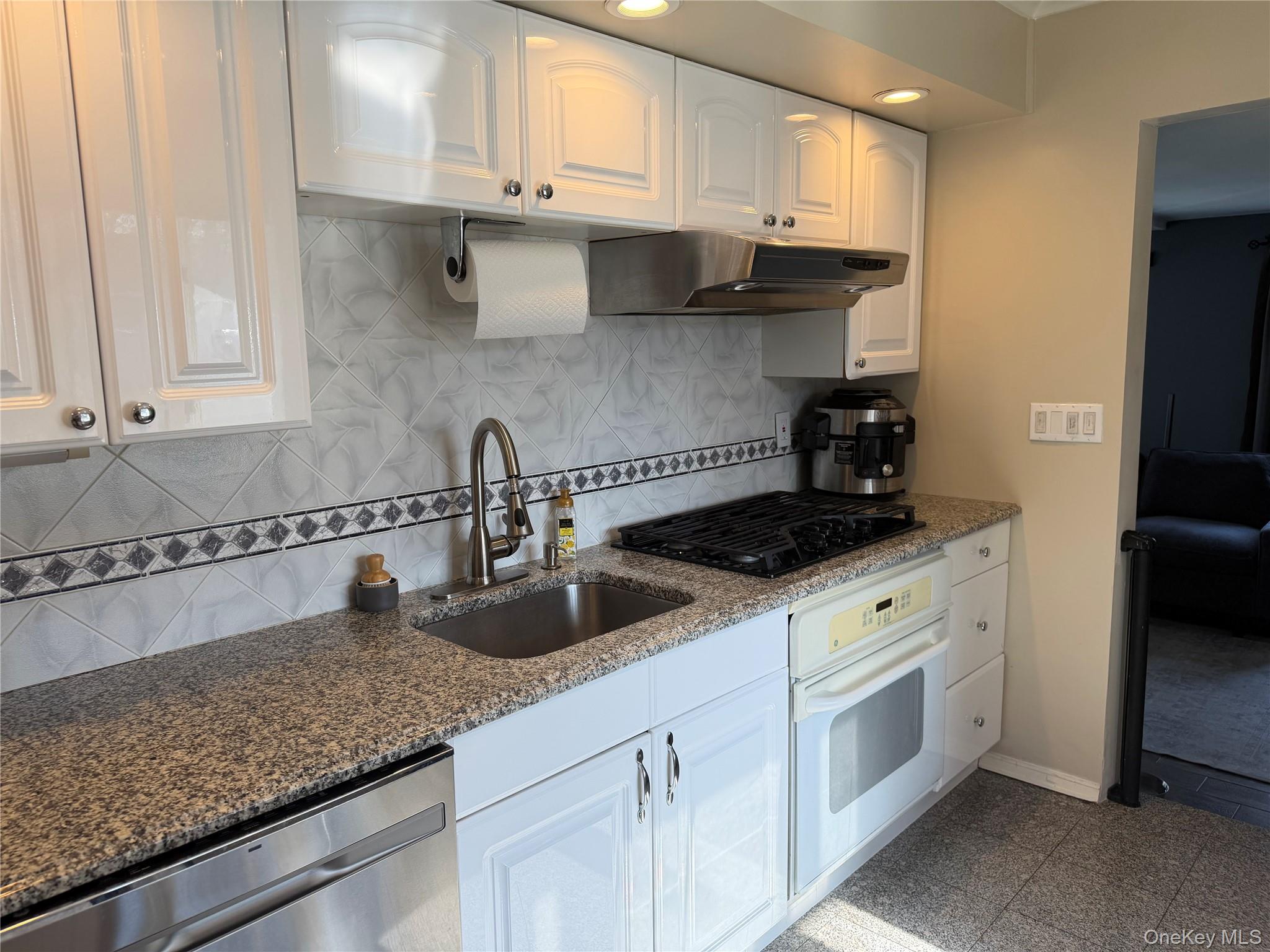 #13 photo, 6 Thorney Avenue, سوفولك Huntington Station , NY 11746