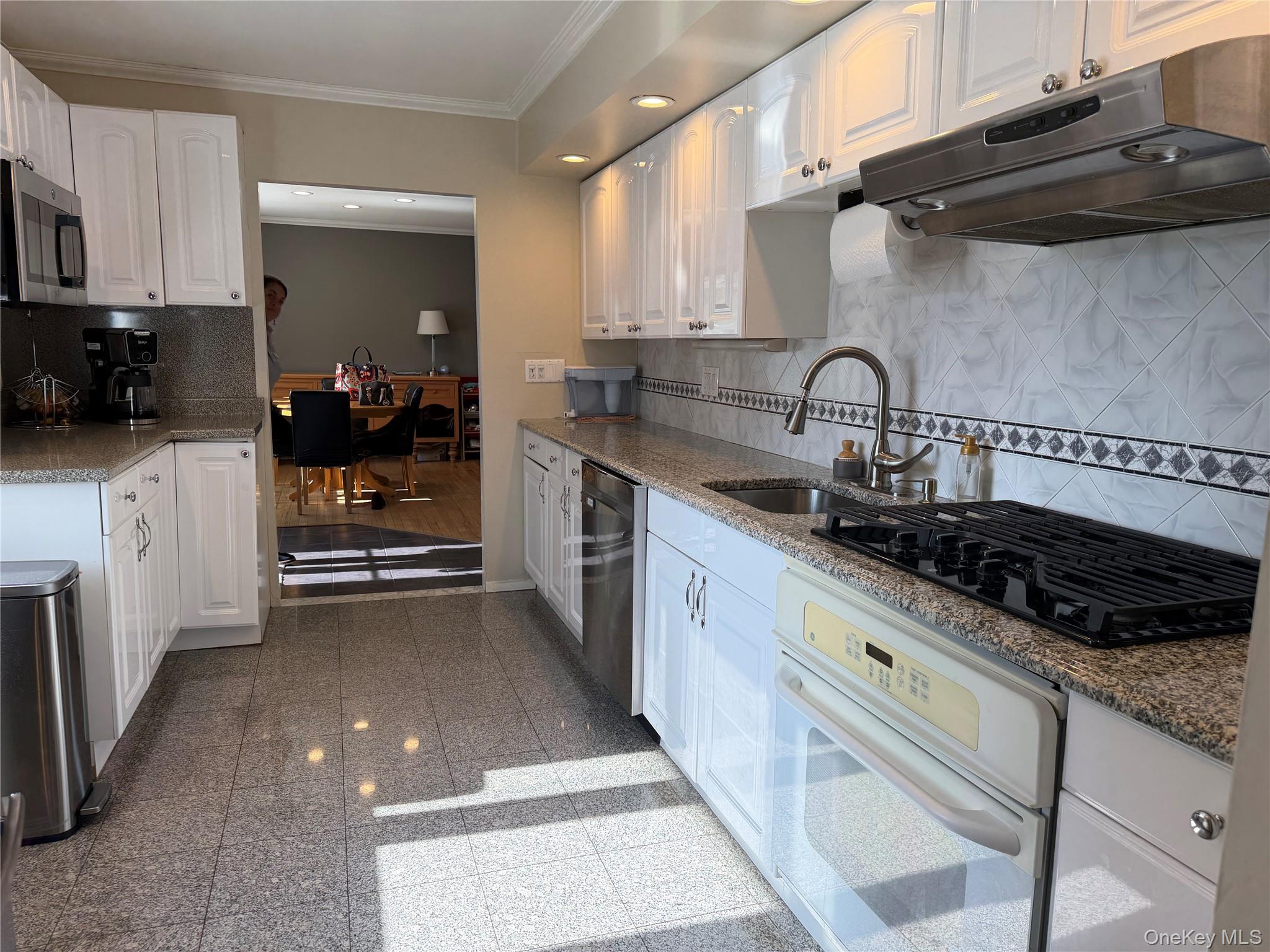 #14 photo, 6 Thorney Avenue, سوفولك Huntington Station , NY 11746