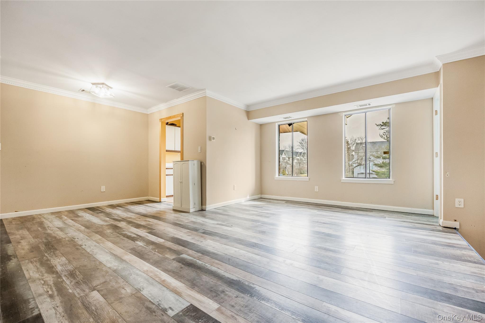 #4 photo, 8 Cheyenne Court, 롱 아일랜드 Coram , NY 11727