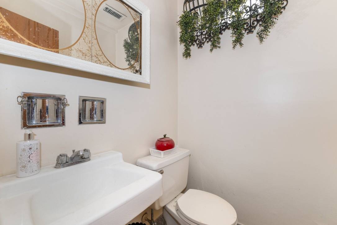 #18 photo, 215-03 17th Avenue, Bayside , NY 11360