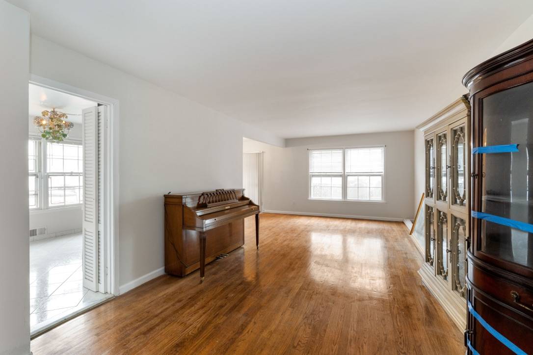 #4 photo, 215-03 17th Avenue, Bayside , NY 11360