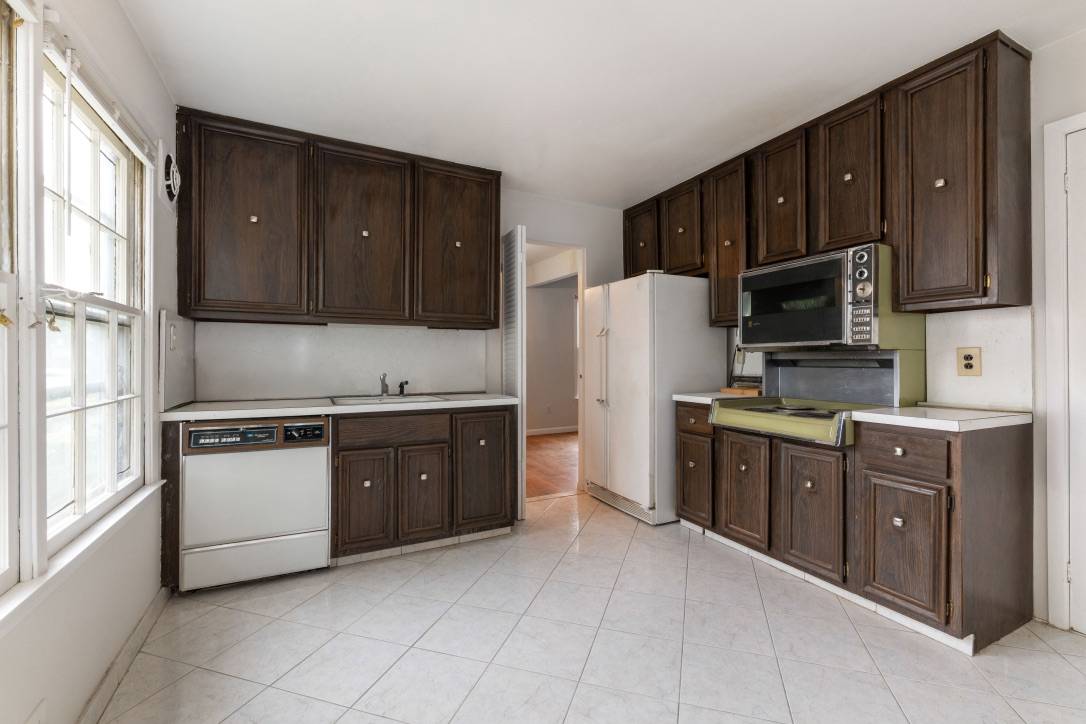 #8 photo, 215-03 17th Avenue, Bayside , NY 11360