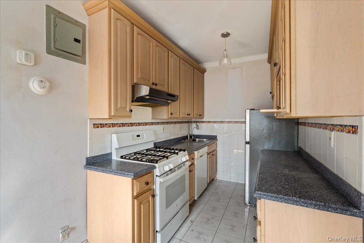 #11 photo, 85-11 Lefferts Boulevard, Kew Gardens , NY 11415