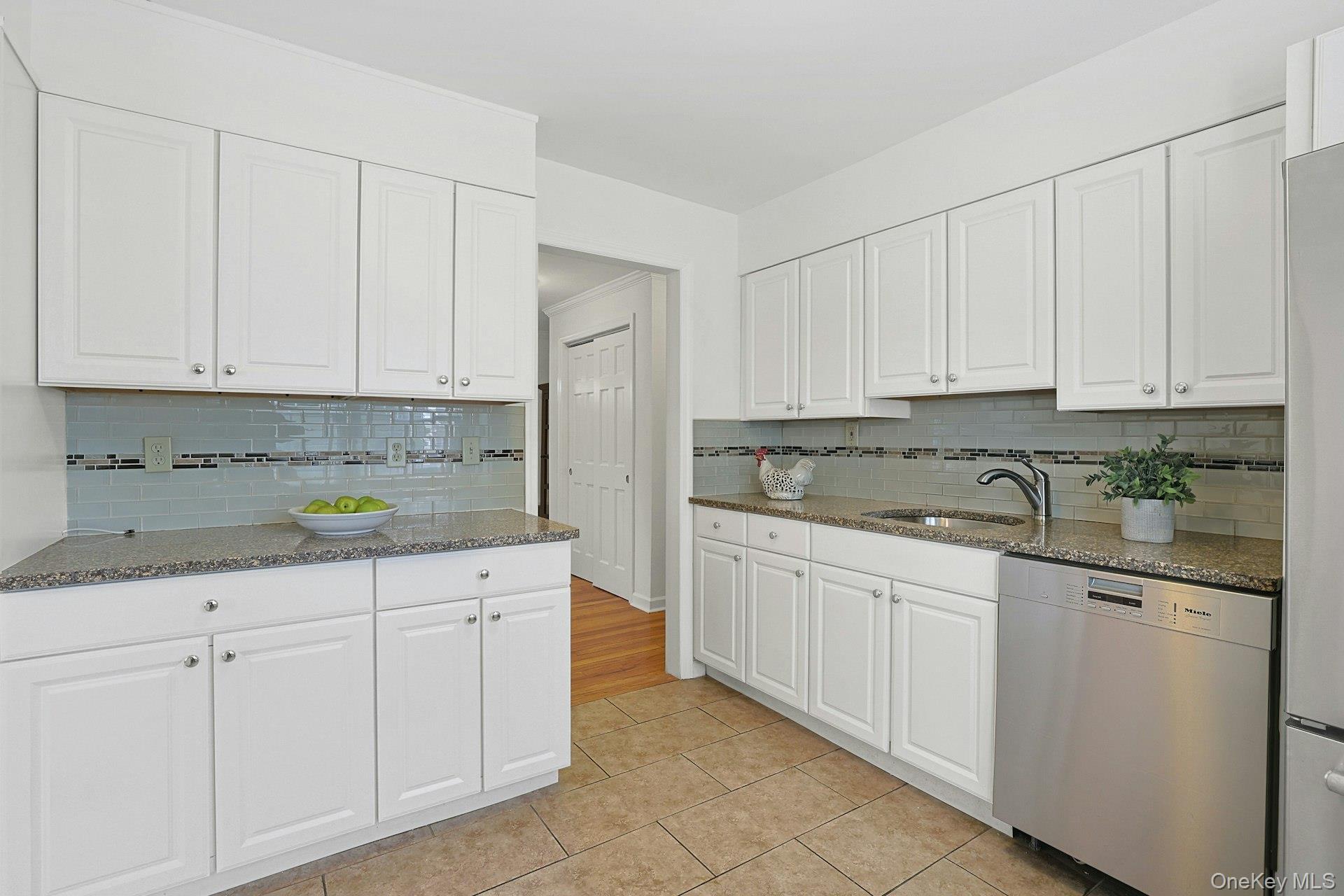 #11 photo, 9 Robins Crescent, New Rochelle , NY 10801